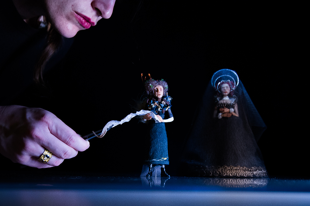 La petite dans la forêt profonde