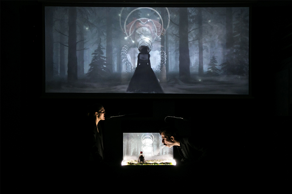 La petite dans la forêt profonde