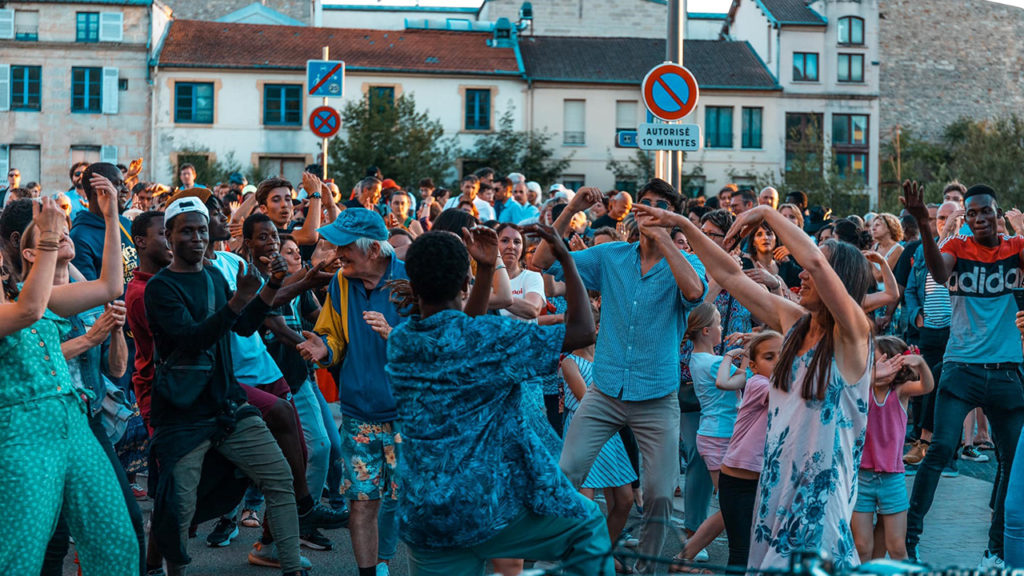 Rencontre collective des corps par la danse