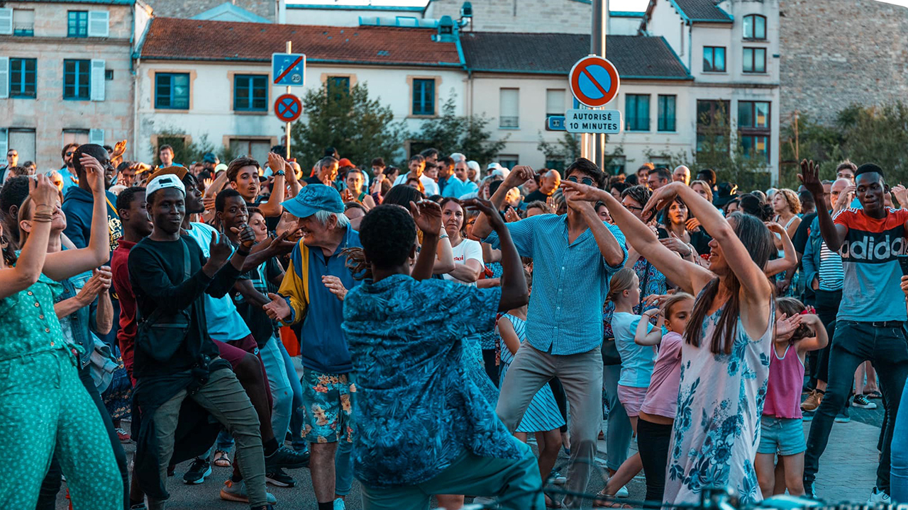 Rencontre collective des corps par la danse